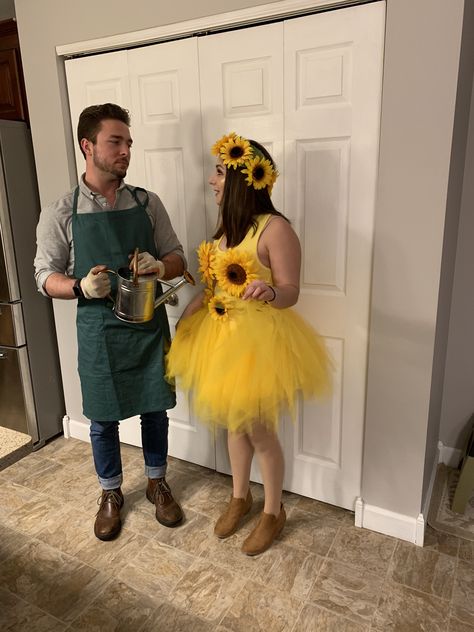 Bee And Flower Costume, Flower And Gardener Costume Couple, Flower Costume Diy Women, Sunflower Halloween Costume, Flower Costume Diy, Plant Costume, Sunflower Costume, Sunflower Halloween, Diy Costumes Women