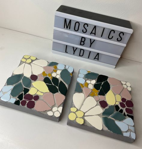 Square Coaster Design, Mosaic Coasters Diy, Square Mosaic Patterns, Mosaic Gifts, Beginner Mosaic, Modern Mosaic Art, Mosaic Coasters, Old Tiles, Mosaic Floral