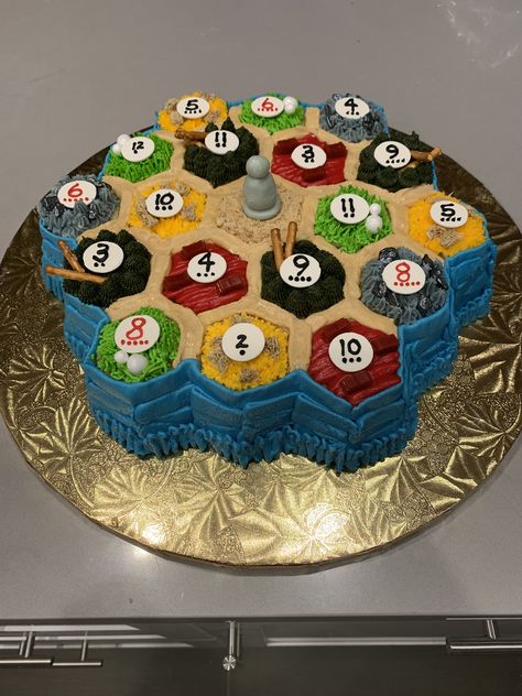 Board Game Birthday Cake Ideas, Settlers Of Catan Cake, Catan Birthday Cake, Catan Birthday Party, Board Game Cake Ideas, Catan Cupcakes, Catan Party, Dice Cake, Cheesecake Lotus