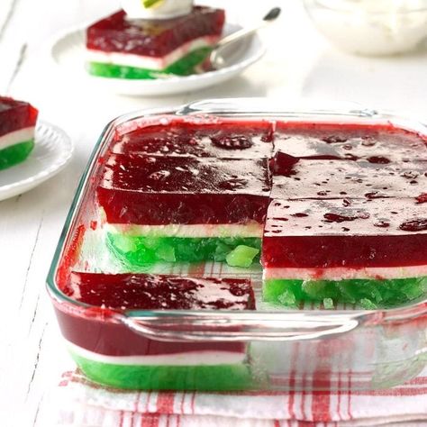 41 Jell-O Salad Recipes (with Cool Whip or Not) for Christmas Vintage Christmas Recipes, Christmas Jello, Gelatin Salad, Gelatin Recipes, Christmas Salads, Jello Desserts, Jello Salad, Salad Pasta, Jello Recipes