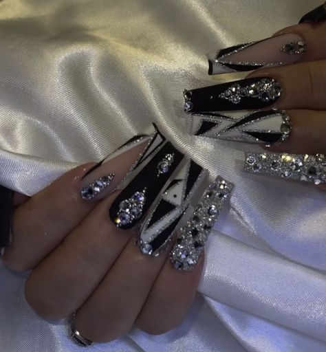 Black And Silver Acrylic Nails, Black And Silver Nails, Sweet 16 Nails, Ivory Nails, Silver Acrylic Nails, Nails Tay, Quince Nails, Glitter Nails Acrylic, Black Acrylic Nails