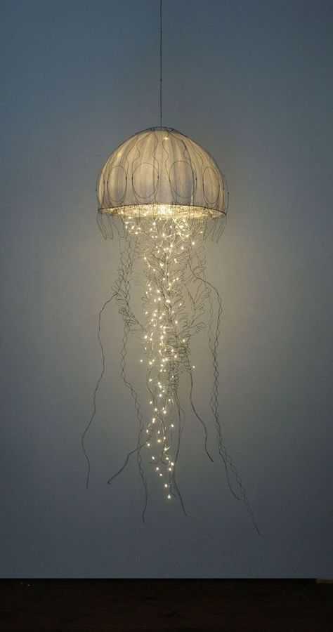 Jellyfish Pendant Light, Home Made Lamps Ideas Diy Projects, Sea Life Sculpture, Iron Wire Art, Wire Jellyfish, Kattokruunu Diy, Sea Objects, Beach Lamp, Sculpture For Home Decor