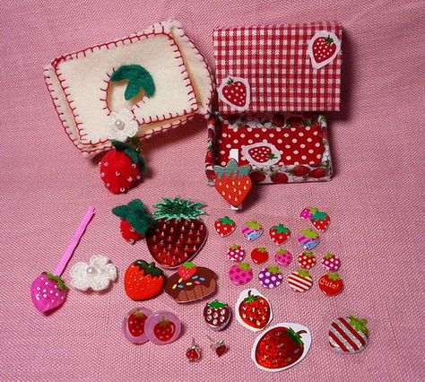 Strawberry Boutique, Strawberry Clothing, Strawberry Stuff, Strawberry Hearts, Kawaii School Supplies, Strawberry Decorations, Summer Berries, Strawberry Fields, Mini Things