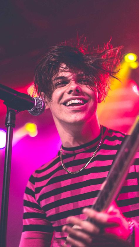 Yungblud Wallpaper, Emo Princess, Oli Sykes, Dominic Harrison, Wallpaper Download, New Backgrounds, Black Heart, Role Models