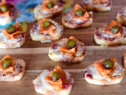 Charcuterie Board Bites Recipe | Ree Drummond | Food Network Charcuterie Lunch, Food Network Recipes Pioneer Woman, Ree Drummond Recipes, Holiday Appetizers Recipes, Healthy Appetizer Recipes, Easy Meal Ideas, Pioneer Woman Recipes, Charcuterie Recipes, Appetizer Bites