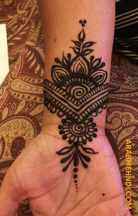 Wrist Mehndi Design, Wrist Mehndi Designs, Henna Tattoo Simple, Henna Mendhi, Arab Mehndi, Henna Tattoo Designs Arm, Small Henna Designs, Henne Tattoo, Wrist Henna