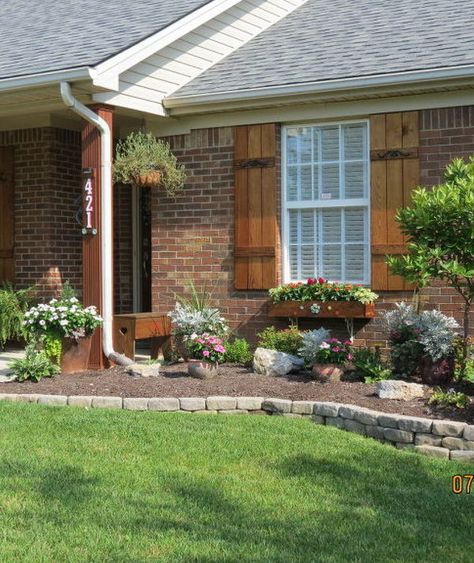 Landscaping Ranch Style Homes, Easy Curb Appeal Ideas, Front Yards Curb Appeal, Porch Planters, Brick Ranch, Ranch Style Homes, Ranch Style Home, Diy Spring, Home Landscaping