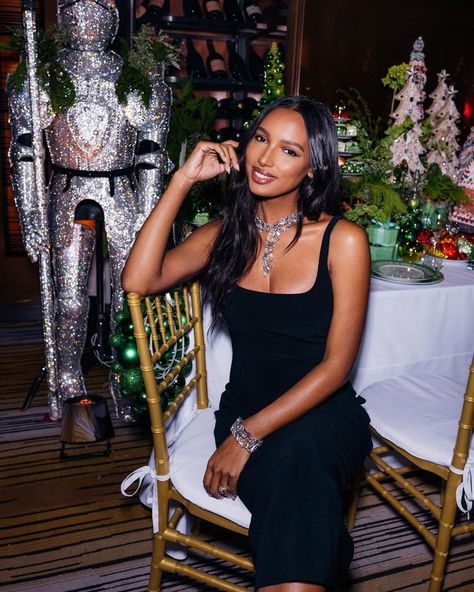 Jasmine Tookes Style, Mom Aesthetic Outfit, Jasmin Tookes, Dinner Party Outfits, Elevated Fashion, Skin Model, Jasmine Tookes, Black Femininity, Flawless Beauty