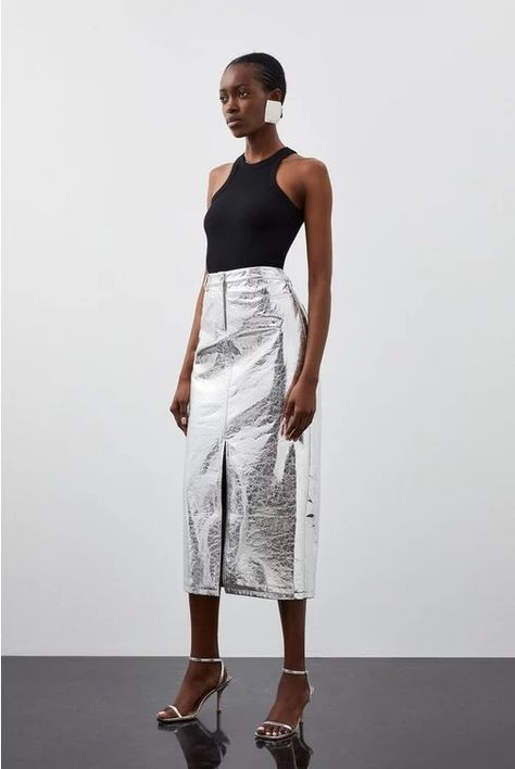 Metallic Look Fashion, Metallic Midi Skirt Outfit, 2024 Trend Outfit, Silver Leather Skirt Outfit, Silver Midi Skirt Outfit, Long Silver Skirt Outfit, All Silver Outfit, Metallics Outfit, Silver Metallic Skirt Outfit