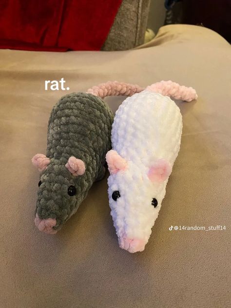 Easy Stuffed Animals To Crochet, Cute Crocheted Things, Cute Small Crochet Projects, Rat Crochet, Toys Quotes, Crochet Rat, Plushie Amigurumi, Easy Crochet Animals, Confection Au Crochet