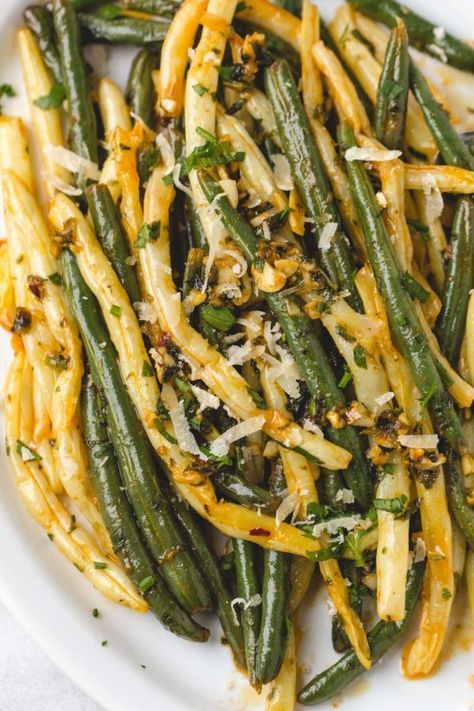 Lemon Garlic Butter Green Beans and Wax Beans Skillet - So little effort, so flavorful! This easy side dish hits all of the perfect notes. - #recipe by #eatwell101 Yellow Beans Recipe, Garlic Butter Green Beans, Butter Green Beans, Low Carb Thanksgiving, Low Carb Thanksgiving Recipes, Green Beans Side Dish, Best Thanksgiving Side Dishes, Thanksgiving Side Dishes Easy, Wax Bean