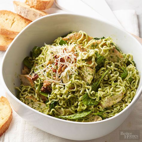 Chicken Spinach Pesto Noodle Skillet Pesto Ramen, Pesto Noodles, Ramen Chicken, Ramen Salad, Favorite Chili Recipe, Spinach Pesto, Skillet Pasta, Pepper Seasoning, Chicken Pesto