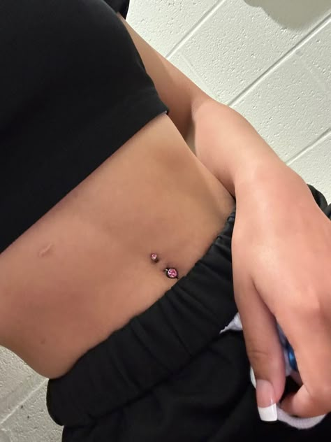 Belly Button Pericings Stud, Hot Pink Belly Button Piercing, Pink Piercing Aesthetic, Belly Button Per Icing, Bedazzle Clothes, Pink Belly Button Piercing, Pink Belly Piercing, Bellybuttonpiercing Aesthetic, Belly Button Piercing Aesthetic