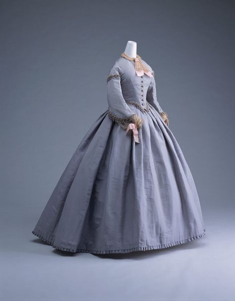 Crinoline Definition. Design and how to make one? Crinoline Dress, Petticoat 1860s Dresses, 1860 Fashion, 1800s Fashion, Century Dress, Gown Inspiration, 19th Century Fashion, Old Dresses, Victorian Clothing, Antique Dress