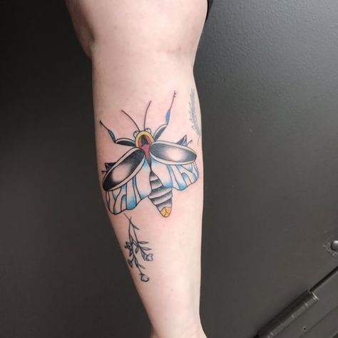 Lightning bug tattoo by @payleigh in Charleston, WV. Tattoo Firefly, Bug Tattoos For Women, Lightning Bug Tattoo, Traditonal Tattoo, Firefly Tattoo, Lighting Bugs, Protection Tattoo, Lightning Bug, Bug Tattoo