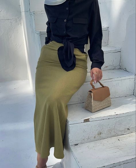 Green Skirt Outfit Hijab, Green Dress Hijab Outfit, Green Dress Hijab, Long Green Skirt Outfit, Dress Hijab Outfit, Boho Skirt Outfit, Linen Skirt Outfit, Skirt Outfits Hijab, Green Linen Skirt