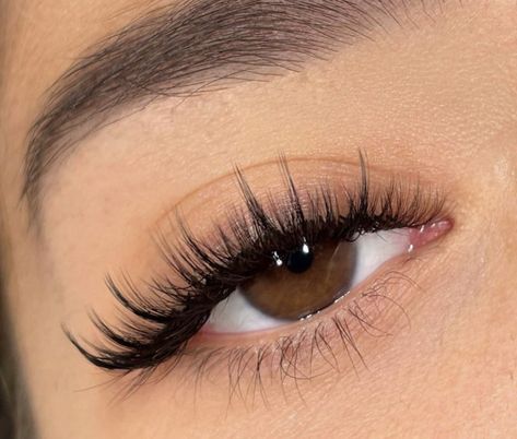 Natural Fake Eyelashes, Sulam Alis, Lashes Fake Eyelashes, Wispy Eyelashes, Eyelashes Extensions, Lashes Extensions, Cat Eye Lash, Eyelash Extensions Styles, Lash Extensions Styles