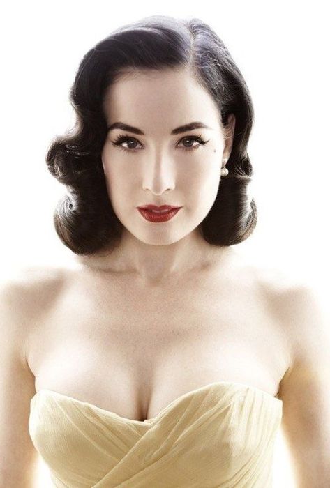 Retro Eye, 50s Hairstyles, Short Curls, Pin Up Hair, Black Liquid, Dita Von, Dita Von Teese, Liquid Liner, Retro Hairstyles