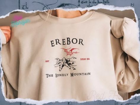 🐉🏔️THE LONELY MOUNTAIN 🏔️🐉 Heyy! New lort sweaters are coming! 🙌🏻 I hope u like the Erebor & the Hobbit inspired 🌿Middle Earth Collection🌿 A sweatshirt dedicated to the fans of The Lord of the Rings. Redhorizonstore.etsy.com 📣 #hobbiton #cozycottage #thelordoftherings #sudaderabordada #embroideredsweatshirts #elseñordelosanillos #middleearth #thefellowshipofthering #cozyvibes #erebor #thelonelymountain #lotrart #smaug #dragon #tolkienuniverse Smaug Dragon, The Lonely Mountain, Lonely Mountain, Lotr Art, Circuit Projects, The Lord Of The Rings, Middle Earth, Embroidered Sweatshirts, The Rings