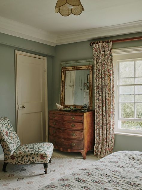 Country House Wallpaper, British Country Bedroom, Country House Bedroom Ideas, Classic Vintage Bedroom, Living Room Sofa Layout, Bedroom Ideas Bedding, Vintage Pink Bedroom, British Bedroom, English Country House Bedroom