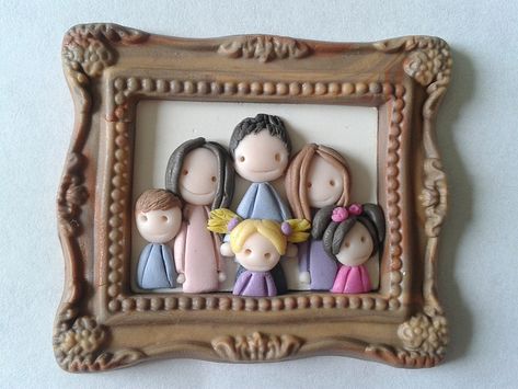 broche fimo | Flickr - Photo Sharing!חמוד Done by meeee!!!! Yipi! Porcelana fria polymer clay Clay Frame Ideas, Polymer Clay Portrait, Diy Clay Projects, Polymer Clay Frame, Polymer Clay Family Portrait, Clay Frame, Photo Frame Crafts, Family Frame, Jumping Clay