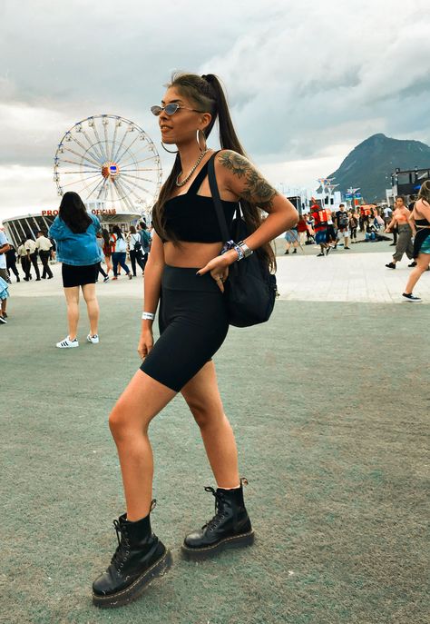 All black outfit with biker shorts, doctor martens and a crop top Festival Outfits Biker Shorts, Biker Short Rave Outfits, Bike Shorts Festival Outfit, Biker Shorts Outfit Festival, Biker Shorts Rave Outfit, Sporty Festival Outfit, Platform Shoes Outfit Summer, Sporty Shorts Outfit, Outfit Lollapalooza