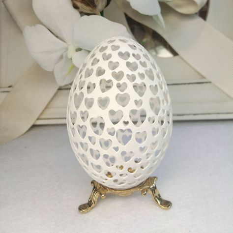 I Spend Hours Carving Eggshells Into The Most Fragile Artworks | Bored Panda Egg Engraving, William Shakespeare Romeo And Juliet, Shakespeare Romeo And Juliet, Eggshell Mosaic, Egg Carving, Egg Artistry, Decorative Eggs, Romeo Und Julia, Egg Shell Art