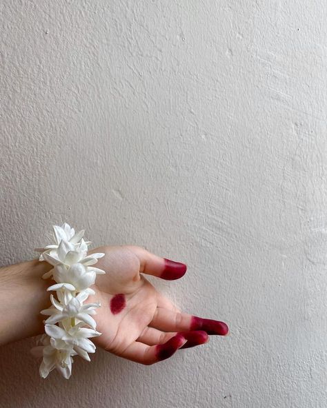 Bengali Alta Hands Aesthetic, Flower Indian Aesthetic, Traditional Aesthetic Photography, Indian Flower Aesthetic, Indian Aesthetic Art, Traditional Bengali Look, Kathak Aesthetic, Desi Core Aesthetic, Indian Traditional Aesthetic