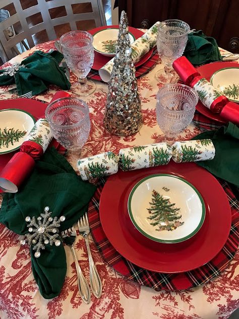 The Glam Pad: Spode Christmas Tree - A Christmas Tradition Spode Christmas Table Settings, Table Settings Dinner, Toile Tablecloth, Christmas Tree Table, Red Toile, Christmas Table Setting, Tea Decor, English Christmas, Glam Pad