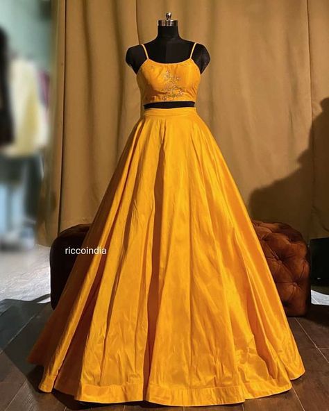 Simple Lehenga Designs For Haldi, Simple Yellow Lehenga For Haldi, Simple Yellow Lehenga, Yellow Traditional Dress, Yellow Indian Dress, Yellow Lehenga For Haldi, Haldi Outfit For Bride, Indian Fits, Indian Bridesmaid Dresses