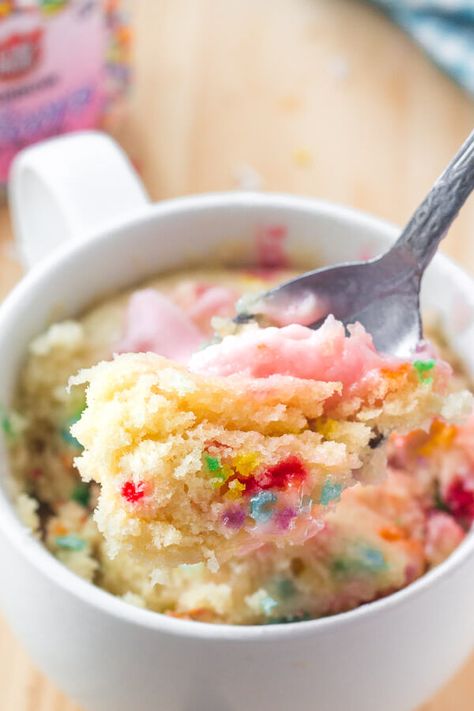 This easy vanilla mug cake is made in the microwave and ready in minutes! It's moist, with a delicious vanilla flavor and tons of sprinkles. Mug Cake Without Butter, Easy Vanilla Mug Cake, Cake Without Butter, Funfetti Mug Cake, Vanilla Mug Cake, Cakes Without Butter, Microwave Mug Recipes, Easy Mug Cake, Peanut Butter Mug Cakes