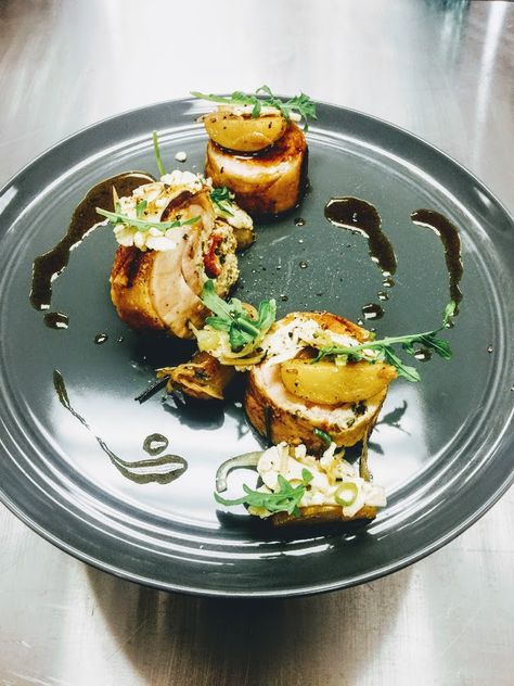 Chicken Plating Presentation, Chicken Breast Plating, Chicken Cordon Bleu Plating, Chicken Ballotine Plating, Chicken Roulade Fine Dining, Chicken Supreme Fine Dining, Chicken Ballotine, Rolled Chicken Breast, Plating Food