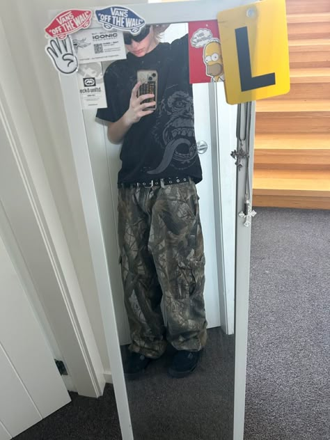 Alternative Outfits Men, Alt Outfits Aesthetic, Camo Pants Outfit Men, Camo Pants Men, Grunge Outfits Men, Camo Pants Outfit, Grunge Fits, Pants Outfit Men, Alt Outfits