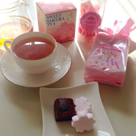 Sakura Tea, Pretty Drinks, Japanese Snacks, Kawaii Food, Cute Desserts, Sweets Desserts, Pretty Food, Cute Food, Fun Drinks