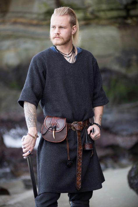 Medieval Viking Clothing, Viking Men Clothing, Medieval Carnival, Tunic Men, Mens Garb, Wool Tunic, Arte Viking, Viking Tunic, Viking Cosplay