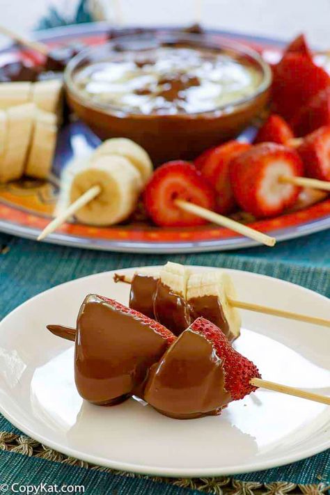 Milk Chocolate Fondue Recipe, Copycat Melting Pot Chocolate Fondue, Chocolate Fondue Recipe Melting Pot, Melting Pot Chocolate Fondue, Fondue At Home, Milk Chocolate Fondue, Melting Pot Recipes, Dessert Fondue, Fondue Restaurant