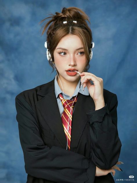 Douyin American Yearbook, Y2k Yearbook Photos, Old School Yearbook Photoshoot, School Yearbook Photos Aesthetic, Yearbook Aesthetic Photoshoot, Korean School Photoshoot, Book Year School Photoshoot, Y2k Yearbook Photoshoot, Yearbook Pose Ideas