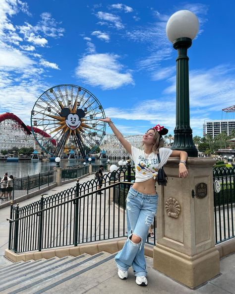 Gradnite Disneyland, Disney Springs Photo Ideas, Looks Disney Park, Disneyland Instagram Pictures, Disneyland Couples Pictures, Disneyland Los Angeles, Disneyland Orlando, Disney Photoshoot, Look Disney