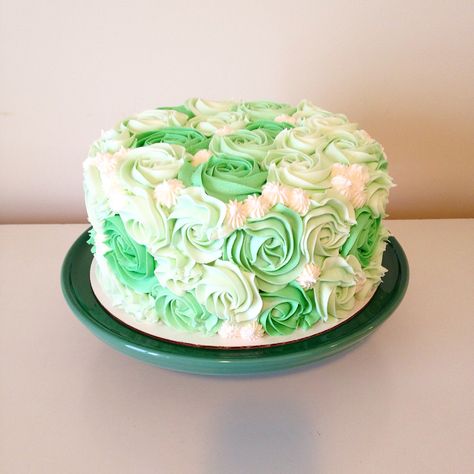 Shades of green roses cake by Kristy Dax 17th Cake, Pot Of Gold Cake, Leprechaun Cake, Shamrock Cake, Lucky Charms Cake, Green Velvet Cake, Irish Cake, Irish Cream Cake, Rosé Birthday Cake