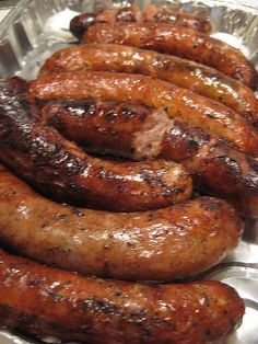 Slow cooker sausages in beer.Bratwurst sausages with beer and garlic cooked in slow cooker.Delicious!!!! Beer Bratwurst, Bratwurst Sausage, Crock Pot Food, Cooking With Beer, Crockpot Dishes, Crock Pot Slow Cooker, Kielbasa, How To Cook Sausage, Goulash