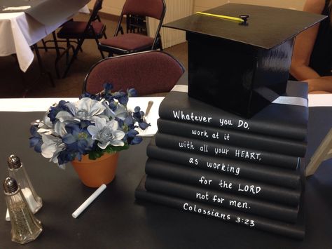 Graduation centerpiece. Use black butcher paper as a runner on top of a white table cloth and leave chalk on the tables for your guests to draw on the paper. The flower arrangements were done in school colors. The ribbon around the book stacks coordinated. A small chalkboard easel was beside the books saying "Congrats John" and a fun graduation quote was written on the opposite side of the easel. Graduation Book Centerpiece Ideas, Picture Centerpieces, Chalkboard Easel, Book Centerpieces, Graduation Centerpiece, Army Party, Graduation Party High, Graduation Open Houses, Graduation Tables