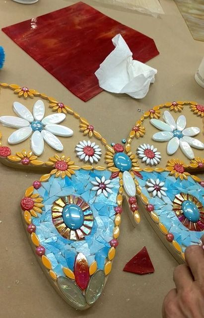 Butterfly Ideas, Mosaic Butterfly, Mosaic Stepping Stone, Butterfly Mosaic, Mosaic Garden Art, Mosaic Art Projects, Mosaic Ideas, Arabic Calligraphy Art, Mosaic Garden