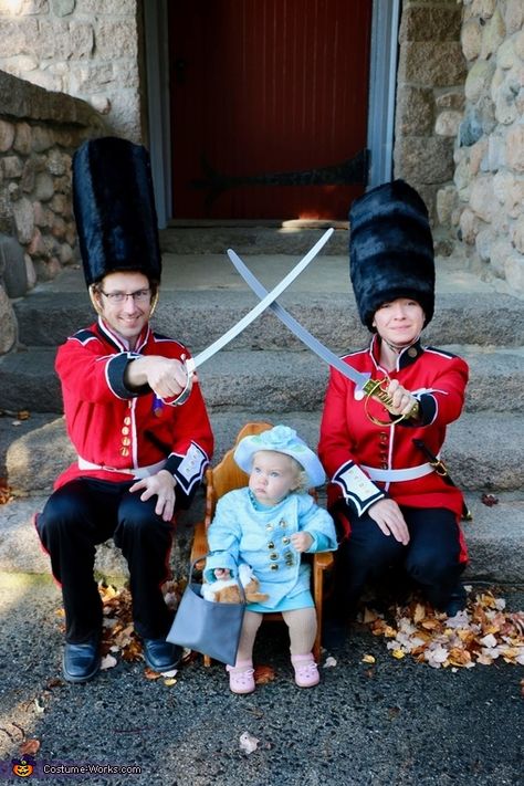 Queen Elizabeth Costume Diy, Queen Of England Costume, Red Queen Kids Costume, Queen Elizabeth Halloween Costume, Queen Elizabeth Kids Costume, Queen Elizabeth Costume, England Costume, Elizabeth The Golden Age Costumes, Royal Guards