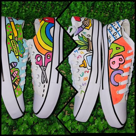 #handpainted #customshoes #teachershoes #tenispintados Christmas Sneakers, Teacher Shoes, Painted Shoes Diy, Diy Shoe, Teachers Diy, School Theme, Shoes Diy, Shoe Crafts, Class Room