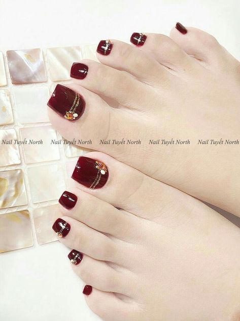 Mau Nail Tet, Nail Mong Chan, Mau Nail Chan, Feet Nail Design, Red Nail Art Designs, Pedicure Nail Designs, Gel Toe Nails, Manikur Kuku, Pretty Toe Nails