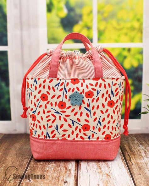 DIY Drawstring Lunch Bag [Video] in 2022 | Diy bag designs, Drawstring lunch bag, Tote bags sewing Drawstring Lunch Bag, Diy Lunch Bag, Drawstring Tote Bag, Projek Menjahit, Handbag Sewing Patterns, Sac Diy, Tote Bag Tutorial, Fabric Christmas Ornaments Diy, Diy Bag Designs