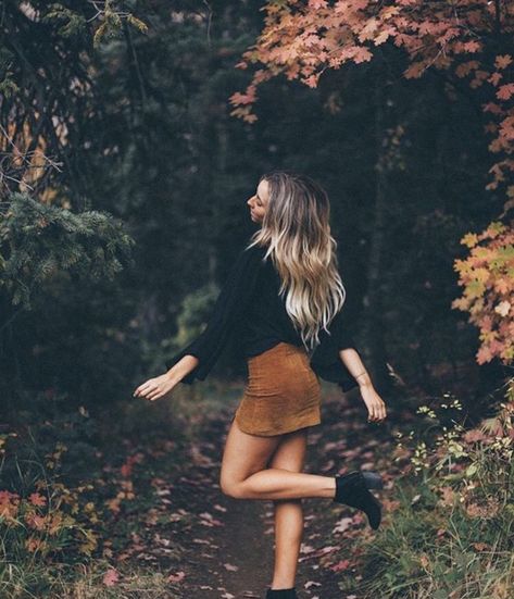 Fall Photo Shoot Outfits, Senior Photo Outfits, Fall Senior Pictures, Shotting Photo, Senior Picture Outfits, Foto Tips, Foto Poses, Fall Photoshoot, Picture Outfits