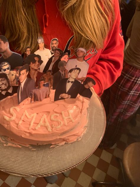 Smash Celebrity Cake, Celeb Crushes Cake, Celebrities Birthday Cake, Cake With All My Crushes, Making Cake With Friends Aesthetic, Smash Cake Aesthetic, Smash Cake Celebrities, Crush Cake Ideas, Crushes Cake