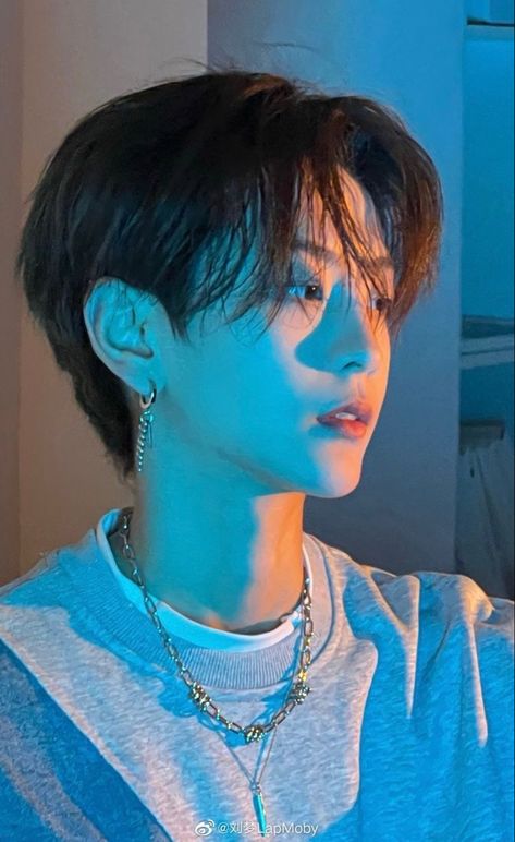 Lighting From Left Reference, Poses With Lighting, Lighting Reference Face, Hair Lighting Reference, Blue Light Portrait, Boy Poses Reference, Dramatic Lighting Reference, Poses Male, 얼굴 드로잉