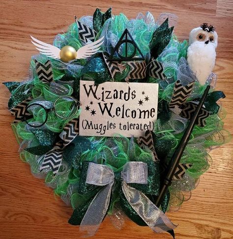 Amber | 💰🌳 DIY champion! on Instagram: “Check out this 💰🌳 Harry Potter wreath! "Muggles tolerated" 😂⁠ .⁠ .⁠ 📸Michelle Moulton from FB⁠ .⁠ .⁠ #harrypotter  #hedwig  #lordvoldemort…” Harry Potter Wreath Diy, Harry Potter Wreath, Harry Potter Christmas Decorations, Harry Potter Christmas Tree, Harry Potter Nursery, Disney Diy Crafts, Harry Potter Classroom, Diy Halloween Wreath, Easy Diy Wreaths